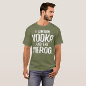 Ich trinke Vodka und esse Pierogi T-Shirt (Vorne ganz)