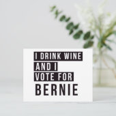 Ich trinke Wein und stimme für Bernie Text Postkarte (Stehend Vorderseite)