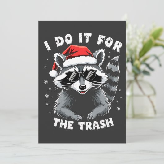 Ich tue es für den Trash Funny Weihnachts-Raccoon Einladung (Stehend Vorderseite)