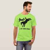 Ich tue mein eigenes Stunts™ Pferd: humorvolles T-Shirt (Vorne ganz)