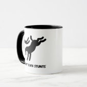 Ich tue mein eigenes Stunts™ Pferd: humorvolles Tasse (Vorderseite Links)