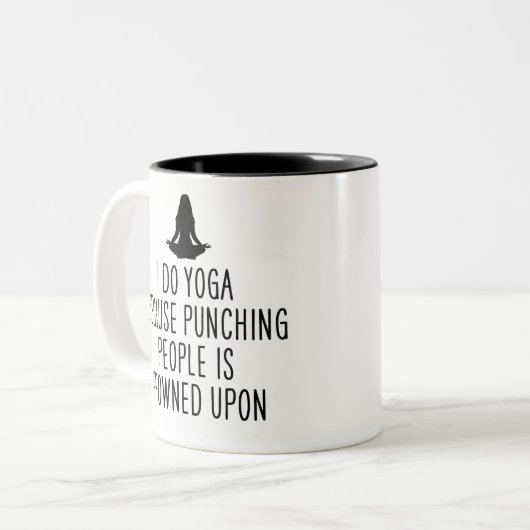 Ich tue Yoga, weil man Leute beim Punzieren erstar Zweifarbige Tasse (Vorderseite Links)