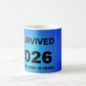 Ich überlebte 2026 kaffeetasse (Mittel)