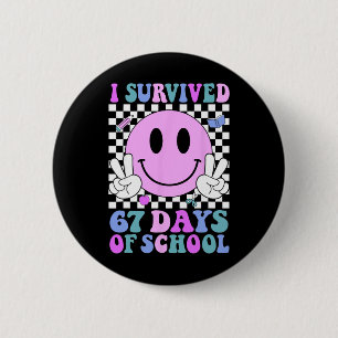 Ich überlebte 67 Tage Schule Retro Lächeln 6 7 Mem Button