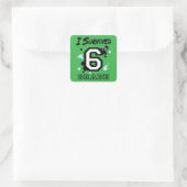 Ich überlebte 6. Klasse Quadratischer Aufkleber (Tasche)
