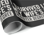 Ich überlebte das Geschenk zum Master-Abschluss me Geschenkpapier (Rolleneckpunkt)