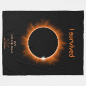 Ich überlebte das Jahr 2024: Solar Eclipse Fleece (Vorderseite (Horizontal))