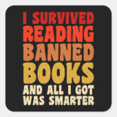 Ich überlebte das Lesen verbotener Bücher witziges Quadratischer Aufkleber (Vorderseite)