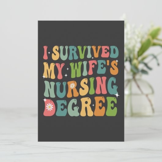 Ich überlebte den Abschluss meiner Ehefrau für den Einladung (Stehend Vorderseite)