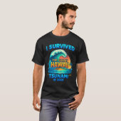 Ich überlebte den Großen Tsunami von Hawaii 2025 T-Shirt (Vorne ganz)