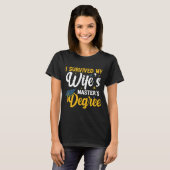 Ich überlebte den Master-Abschluss meiner Ehefrau- T-Shirt (Vorne ganz)