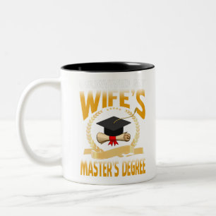 Ich überlebte den Master-Abschluss meiner Ehefrau Zweifarbige Tasse