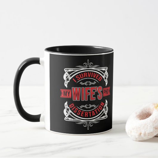 Ich überlebte die Dissertation meiner Ehefrau Tasse (Mit Donut)