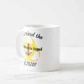 Ich überlebte die neueste Media Hyped Scare-Neuhei Kaffeetasse (Vorderseite Links)