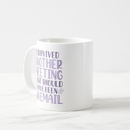 Ich überlebte ein anderes Meeting Kaffeetasse (Vorderseite Links)