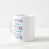 Ich überlebte ein anderes Meeting Kaffeetasse (Vorderseite Links)