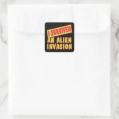 ICH ÜBERLEBTE EINE ALIEN INVASION QUADRATISCHER AUFKLEBER (Tasche)