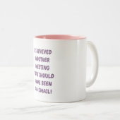 Ich überlebte eine weitere Bürositzung Zweifarbige Tasse (VorderseiteRechts)