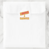 ICH ÜBERLEBTE EINEN HANGOVER RUNDER AUFKLEBER (Tasche)