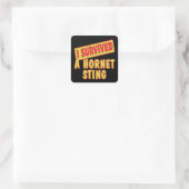 ICH ÜBERLEBTE EINEN HORNETSTING QUADRATISCHER AUFKLEBER (Tasche)