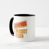 ICH ÜBERLEBTE EINEN HORNETSTING TASSE (Vorderseite Links)