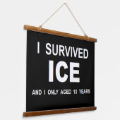 Ich überlebte ICE Wandteppich Mit Holzrahmen (Gewinkelt)