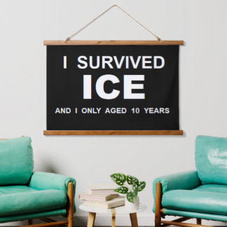 Ich überlebte ICE Wandteppich Mit Holzrahmen