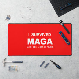 Ich überlebte MAGA  Schreibtischunterlage