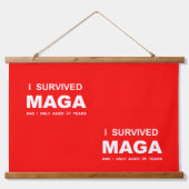 Ich überlebte MAGA  Wandteppich Mit Holzrahmen (Vorne)