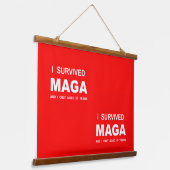 Ich überlebte MAGA  Wandteppich Mit Holzrahmen (Gewinkelt)