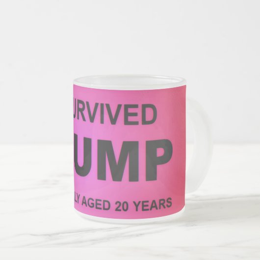 Ich überlebte tRUMP Mattglastasse (VorderseiteRechts)