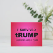 Ich überlebte tRUMP Postkarte (Stehend Vorderseite)