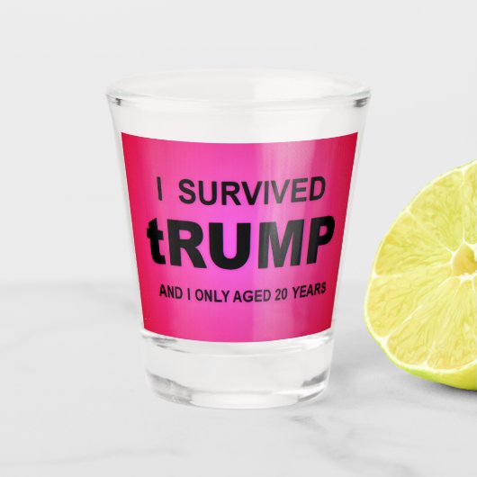 Ich überlebte tRUMP Schnapsglas (Vorderseite)