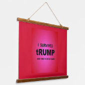 Ich überlebte tRUMP Wandteppich Mit Holzrahmen (Gewinkelt)