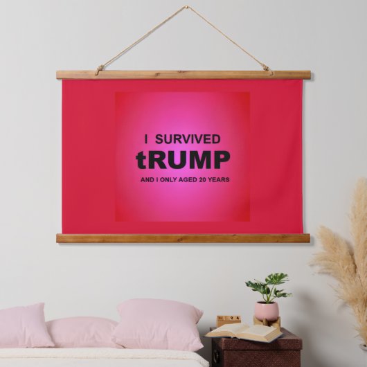 Ich überlebte tRUMP Wandteppich Mit Holzrahmen (Schlafzimmer)