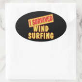 ICH ÜBERLEBTE WINDSURFEN OVALER AUFKLEBER (Tasche)