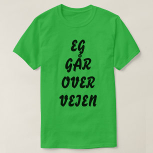 Ich überquere die Straße in norwegischem Grün T-Shirt