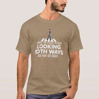 Ich überquere die Straße, ohne in beide Richtungen T-Shirt