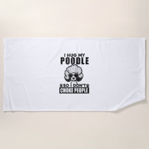 Ich umarmte mein Poodle, damit ich nicht Leute ers Strandtuch