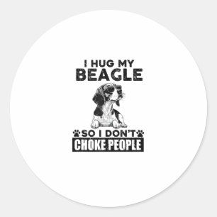 Ich umarmte meinen Beagle, damit ich nicht Leute e Runder Aufkleber