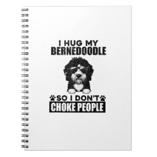 Ich umarmte meinen Bernedoodle, sodass ich Leute n Notizblock