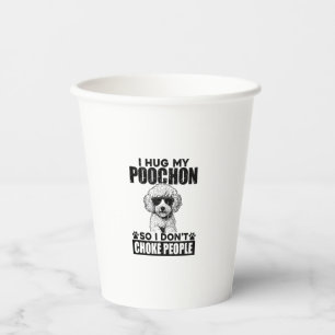 Ich umarmte meinen Poochon, damit ich nicht Leute  Pappbecher
