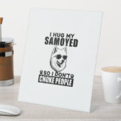 Ich umarmte meinen Samoyed, sodass ich nicht Leute Sockelschild (In Situ)