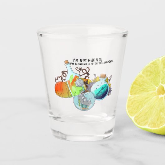 Ich verstecke mich nicht; ich vermische mich in lu schnapsglas (Vorderseite)