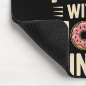 Ich vertraue Essen mit einem Loch drin Lustig Mousepad (Ecke)