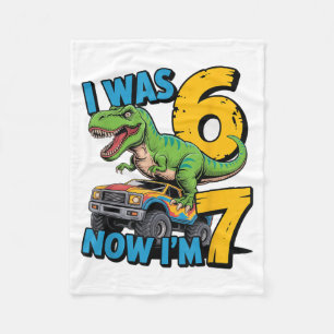 Ich war 6 jetzt bin ich 7 Geburtstag Dino 67 Meme  Fleecedecke