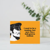 ICH WAR EINMAL EIN TOMBOY, ABER JETZT IM VOLL WACH POSTKARTE (Stehend Vorderseite)