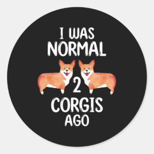 Ich war normal 2 Corgis vor einem Geschenk für Cor Runder Aufkleber