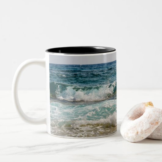 Ich wäre eher am Strand, in den Ozeanwellen Zweifarbige Tasse (Mit Donut)