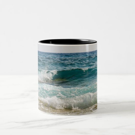 Ich wäre eher am Strand, in den Ozeanwellen Zweifarbige Tasse (Mittel)